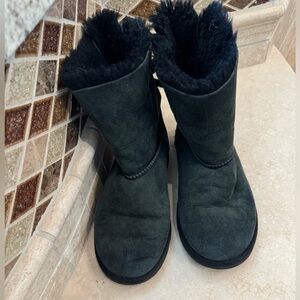 Women’s size 6, faded black UGGs with bows on the back